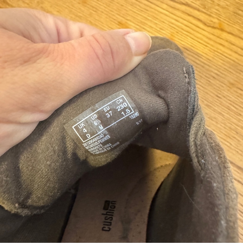 6.5 Brown Suede Clarks Ankle Boots - Picture 4 of 4